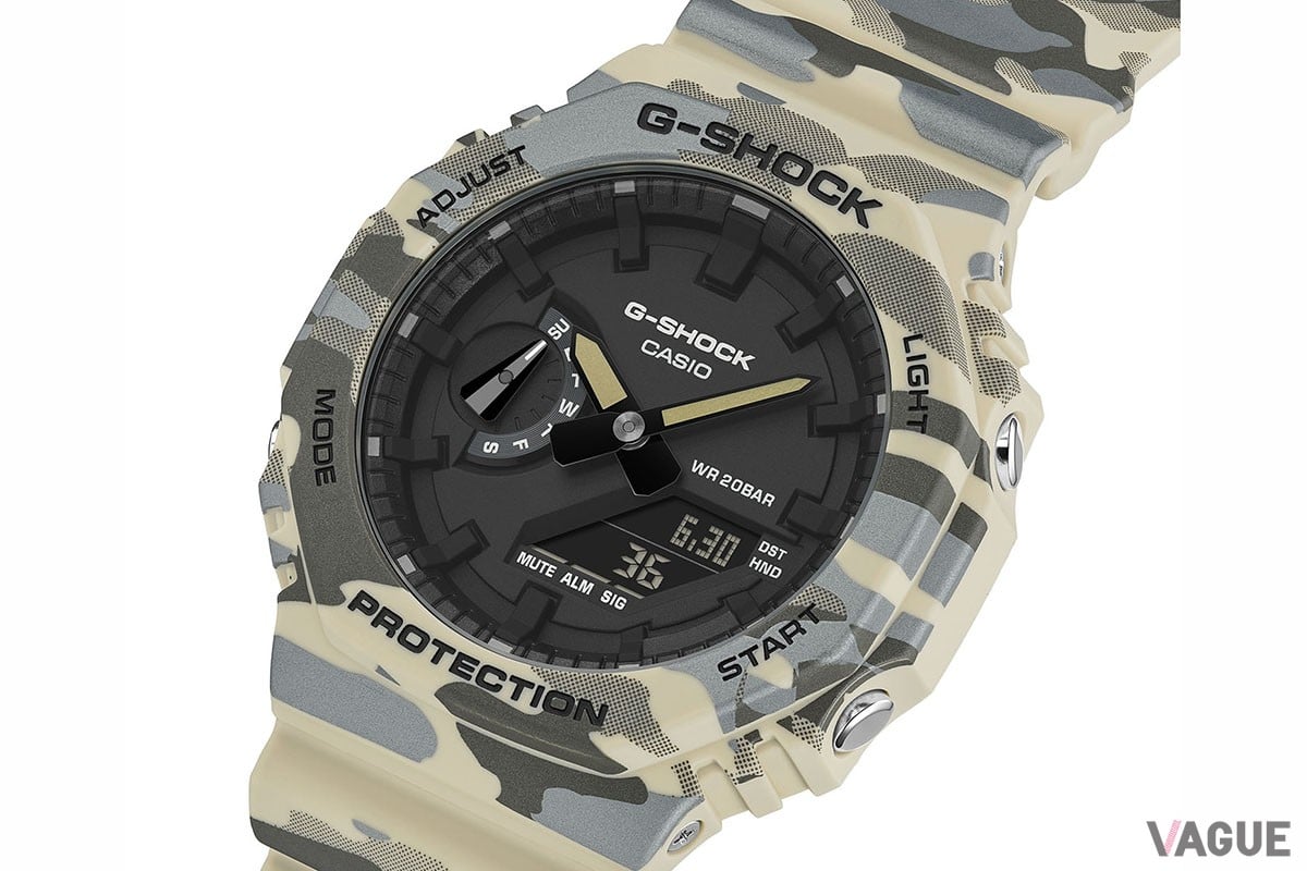 アイコニックな八角形ベゼルからバンドまでカモフラでシームレスに一体化。