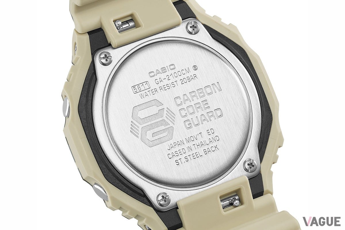 ケースバックにはカーボンコアガード構造のロゴが刻まれる。