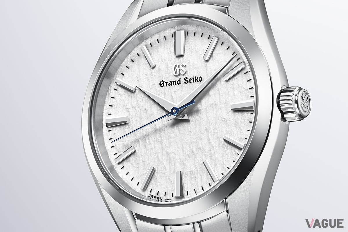 一面にパウダースノーを散らしたようなダイヤルに秒針の青色が鮮やかな「SBGX359」。端正な美しさで身につけるシーンを選ばない1本