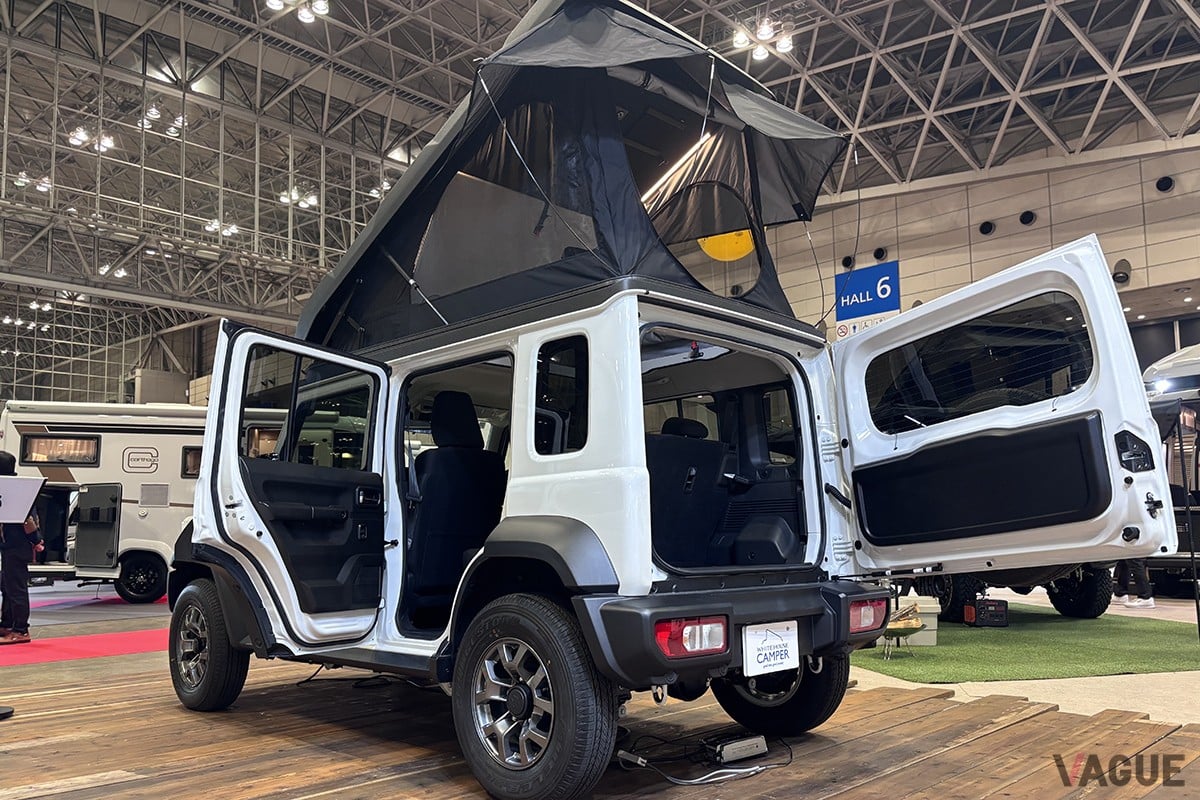 ジャパンキャンピングカーショー2026に展示された「ジムニーノマド＋ポップアップルーフ」