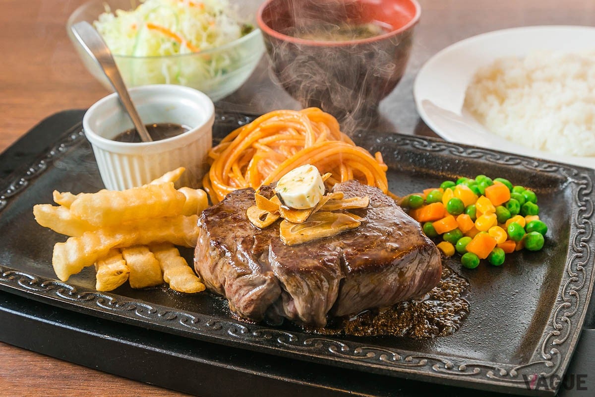 グラスステーキ定食（260g）2288円。ライス・サラダ・味噌汁付き