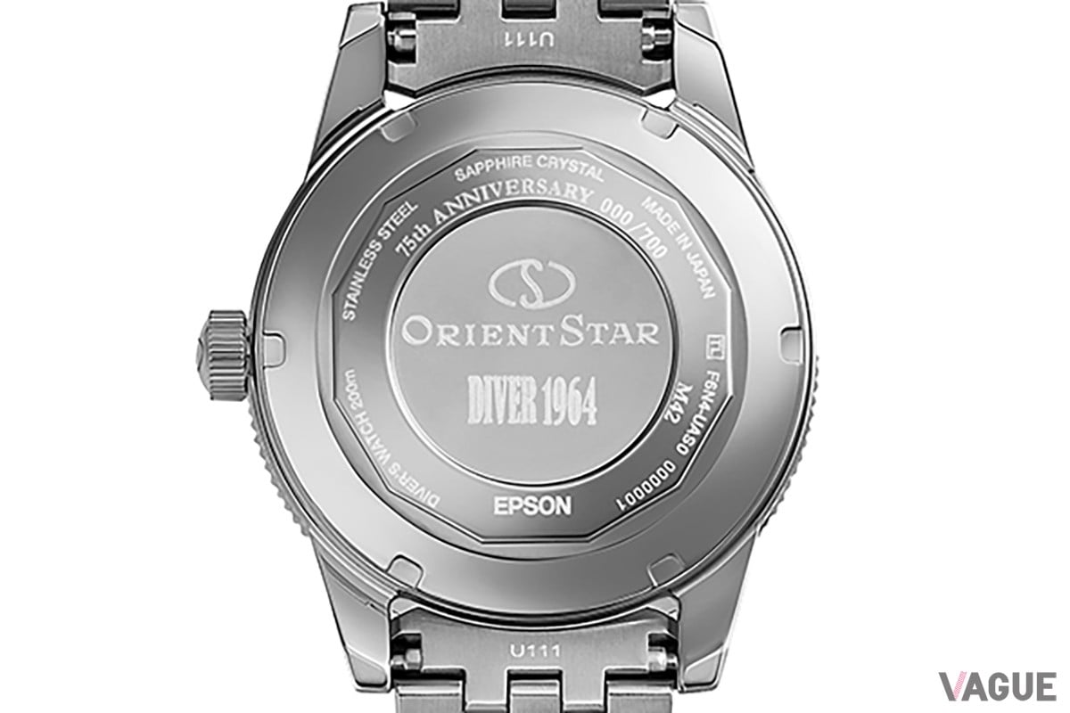 ケースバックには『ダイバー1964』のロゴ、“Orient Star 75th Anniversary”の文字とともにシリアルナンバーを刻む