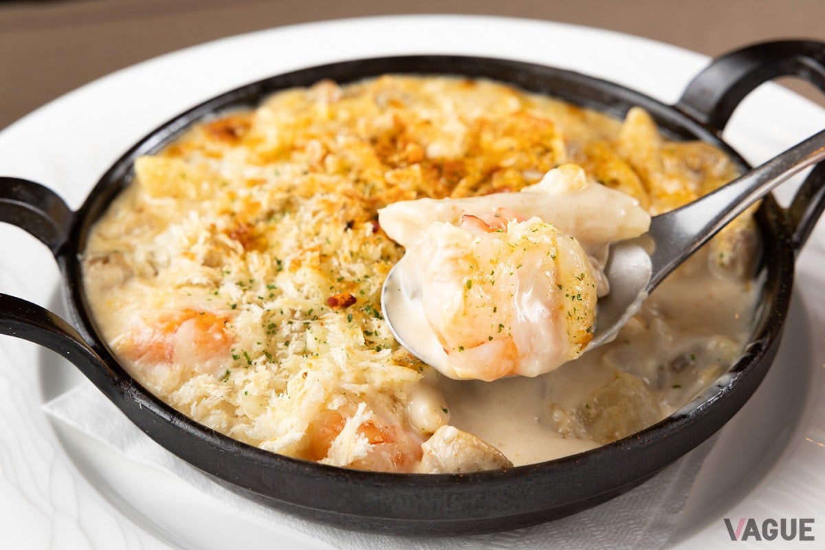 スプーンですくうと、存在感のあるエビとペンネが。香りも一気に広がってくる