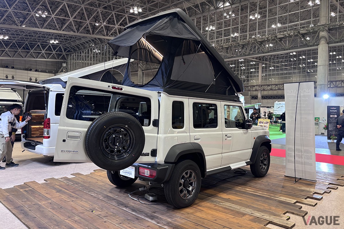 ジャパンキャンピングカーショー2026に展示された「ジムニーノマド＋ポップアップルーフ」