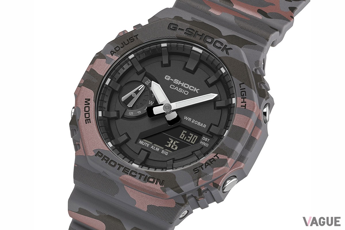 アイコニックな八角形ベゼルからバンドまでカモフラでシームレスに一体化。