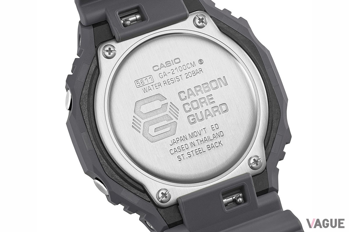 ケースバックにはカーボンコアガード構造のロゴが刻まれる。