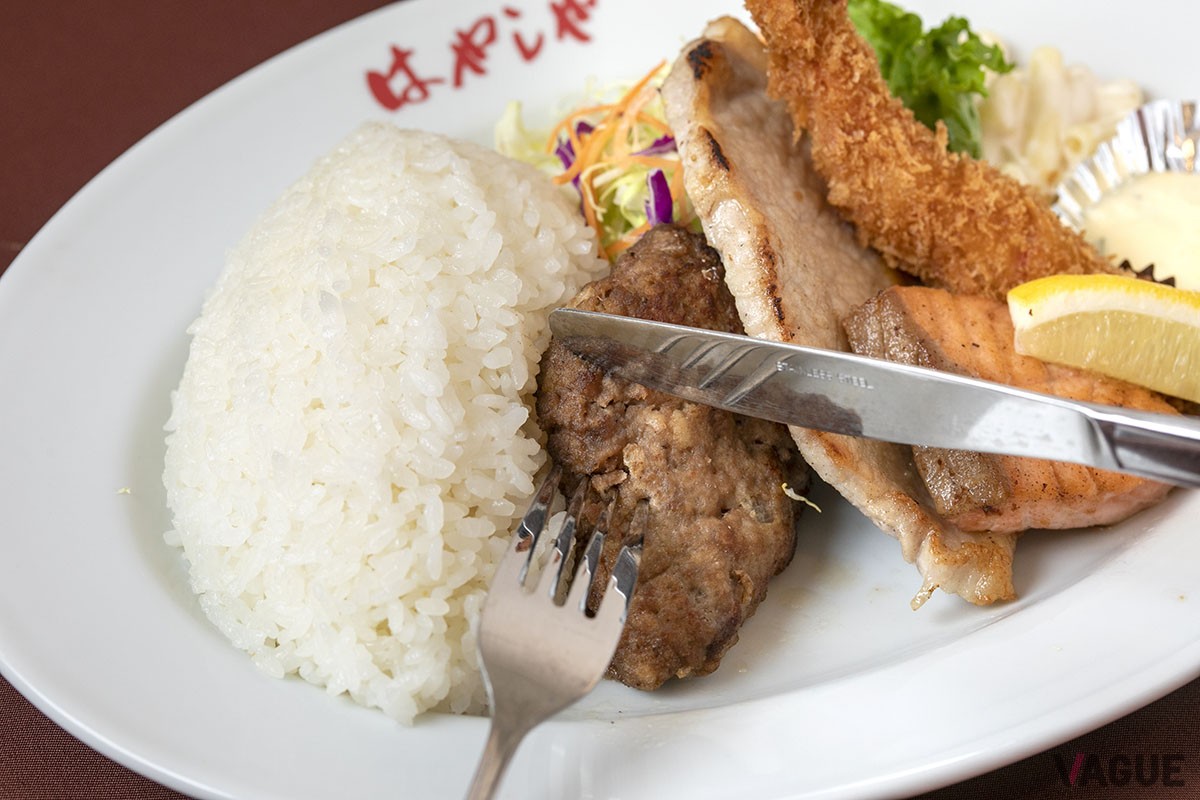 ハンバーグからいくか、エビフライからいくか。。。これは悩ましい