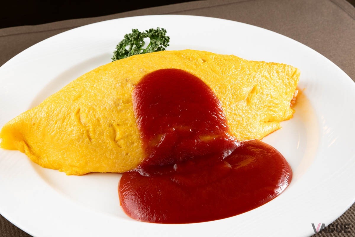 オムライス2700円（Sサイズ1500円）、ランチタイムのセットは3850円