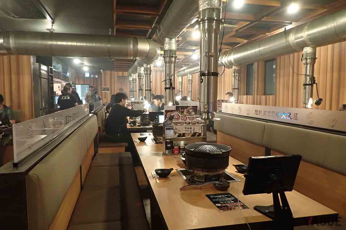 各テーブルにはダクトが配置され換気を助けるが、それでも店内は煙もうもう。匂いを付けたくない洋服での訪問は避けよう