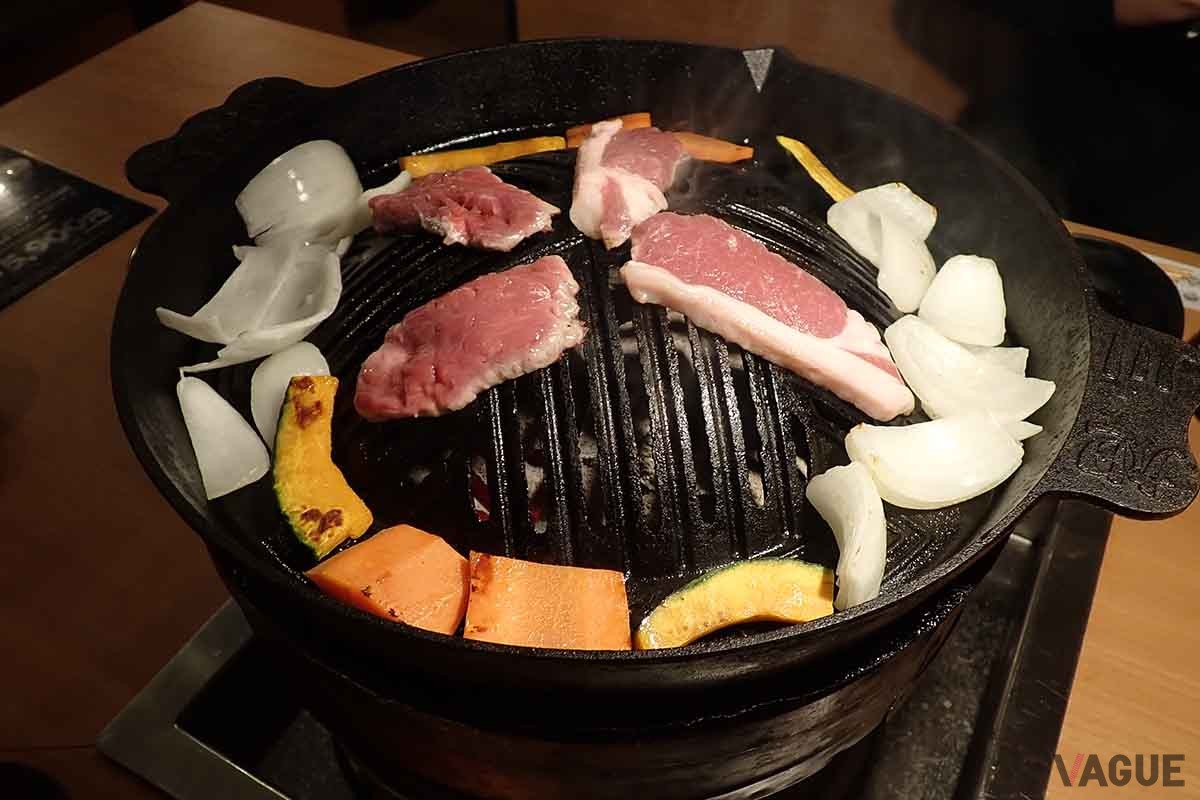 ジンギスカン鍋の中央に脂をひいてお肉を焼き、野菜は周囲に並べるのが焼き方の基本。お肉は焼きすぎ、ひっくり返しすぎに要注意