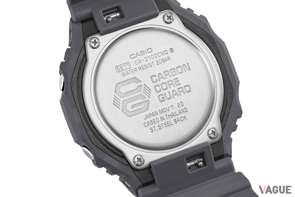 ケースバックにはカーボンコアガード構造のロゴが刻まれる。
