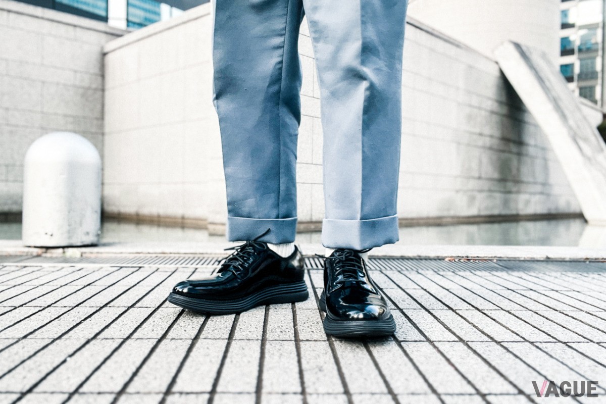 その名の通り、かつて郵便配達員が長時間の歩行作業で履いていた靴がルーツ。形状の定義は、つま先に一切の装飾がない「プレーントゥ」と、靴紐を通すパーツが甲の上に縫い付けられた「外羽根式（ダービー）」の組み合わせ。履き口が大きく開くため着脱がスムーズで、紐の締め加減によってフィット感を自在に調整できるのが特徴。 特にこの「外羽根式」は、運動量が多く、足がむくみやすい配達員の足を考慮した機能的な設計です。実用性を最優先して生まれた無駄のないデザインだからこそ、流行に左右されない普遍的な美しさを宿しています。