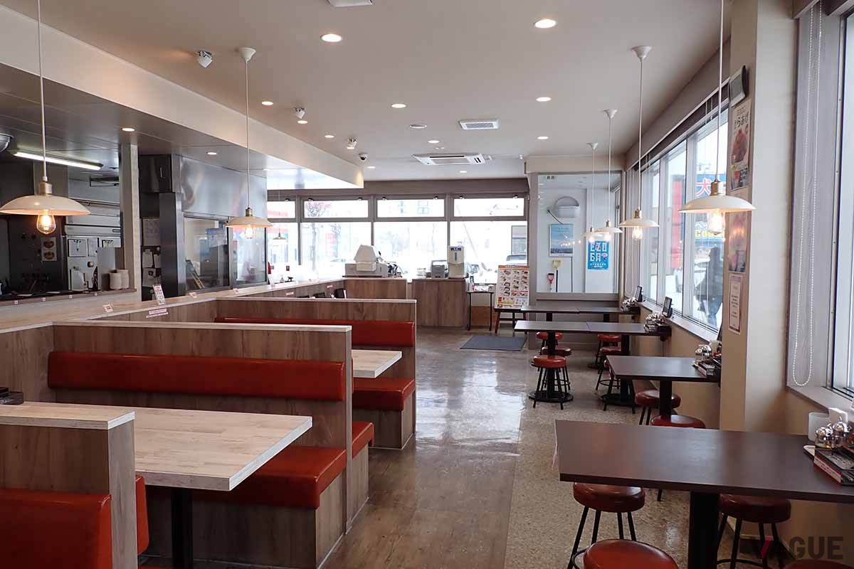郊外店タイプの「みよしの」の店内。市街地タイプの店舗はカウンターが中心の“定食屋風”の設えとなる