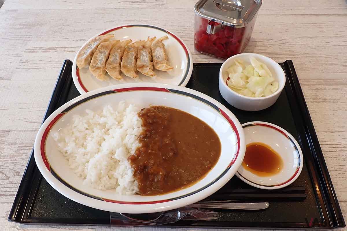 看板メニューの「みよしのセット」。餃子の個数は標準で6個、オプションで増やすことも可能だ