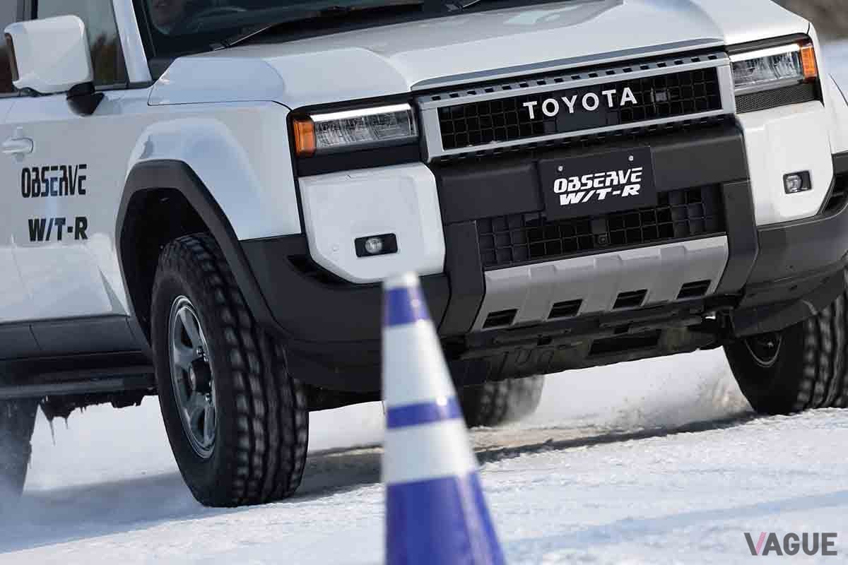 トーヨータイヤのSUV／CCV専用スタッドレスタイヤ「オブザーブW／T-R」を装着したランクル250で雪上特設コースを走行