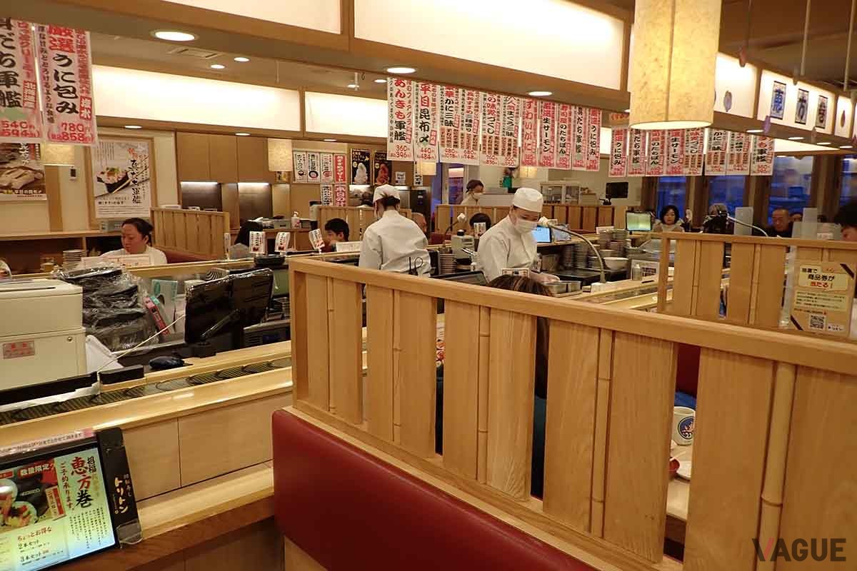 「回転寿しトリトン」の店内には、ボックス席とカウンター席が組み合わせて配置される