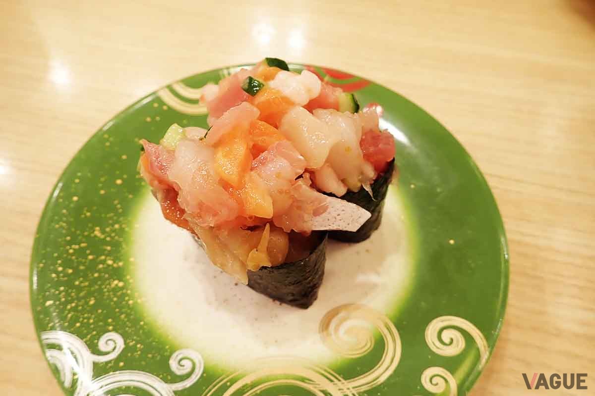 レギュラーメニューでのおすすめが、こちらの「海鮮爆弾軍艦」だ。さまざまなお刺身の盛り合わせでコスパ抜群