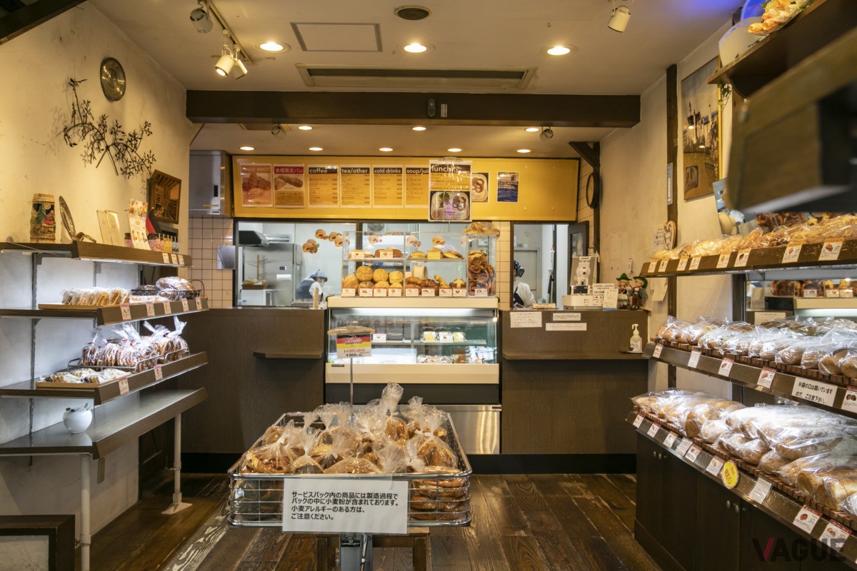 1階店内。1階でパンを購入、ドリンクを注文して2階のカフェスペースに