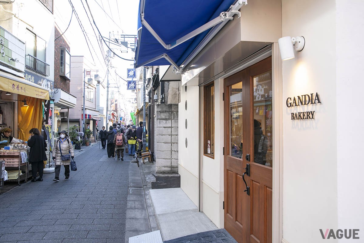 砂町銀座の明治通り側入り口からすぐの角地にある。西大島駅より徒歩約15分