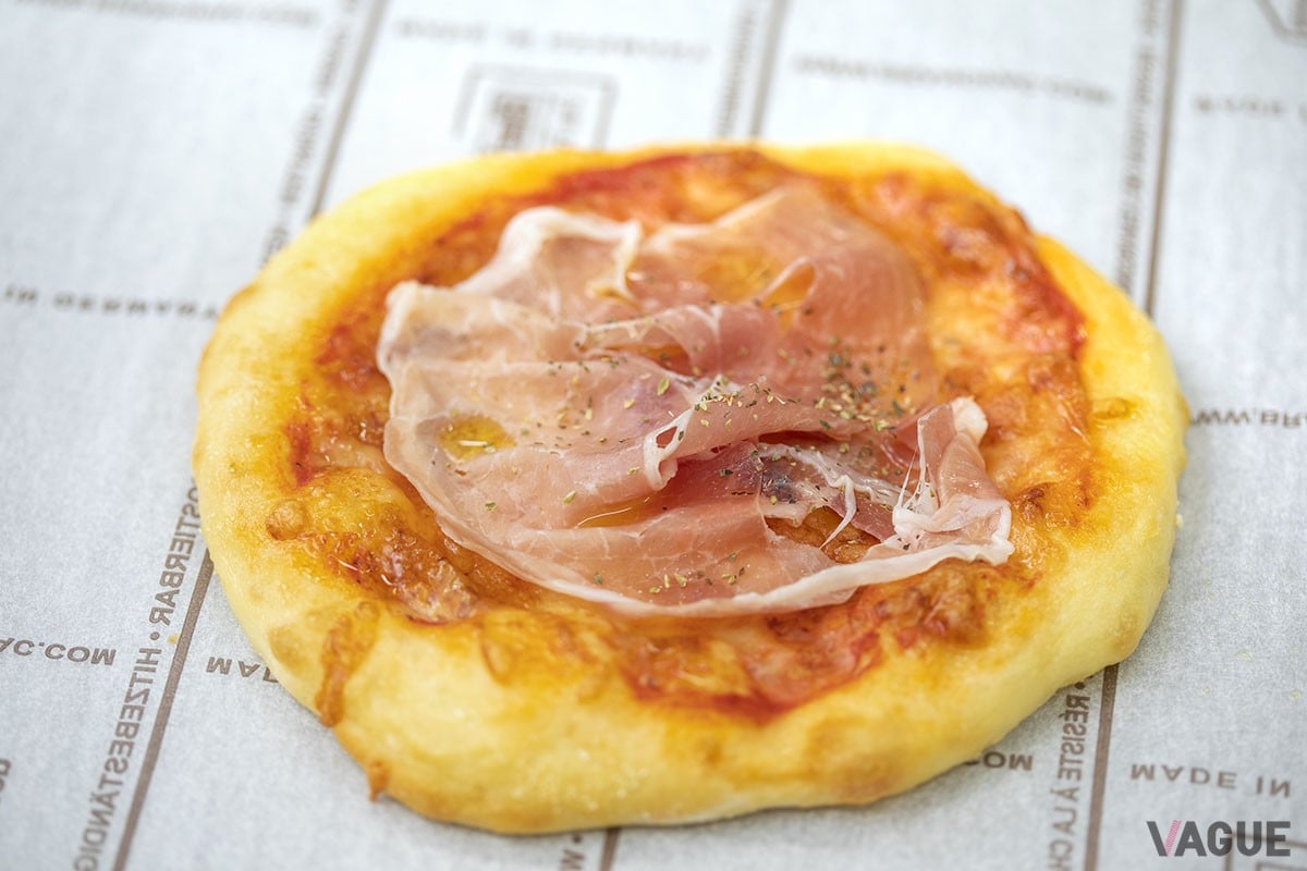 生ハムとチーズのピザ350円。のせる生ハムももちろん made in Spain!