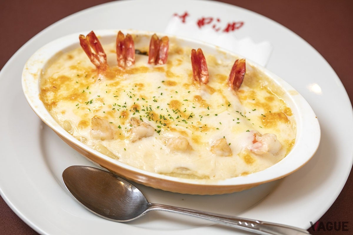 エビのマカロニグラタン1430円。ずらっとエビが一列で並ぶグラタン、見たことない!