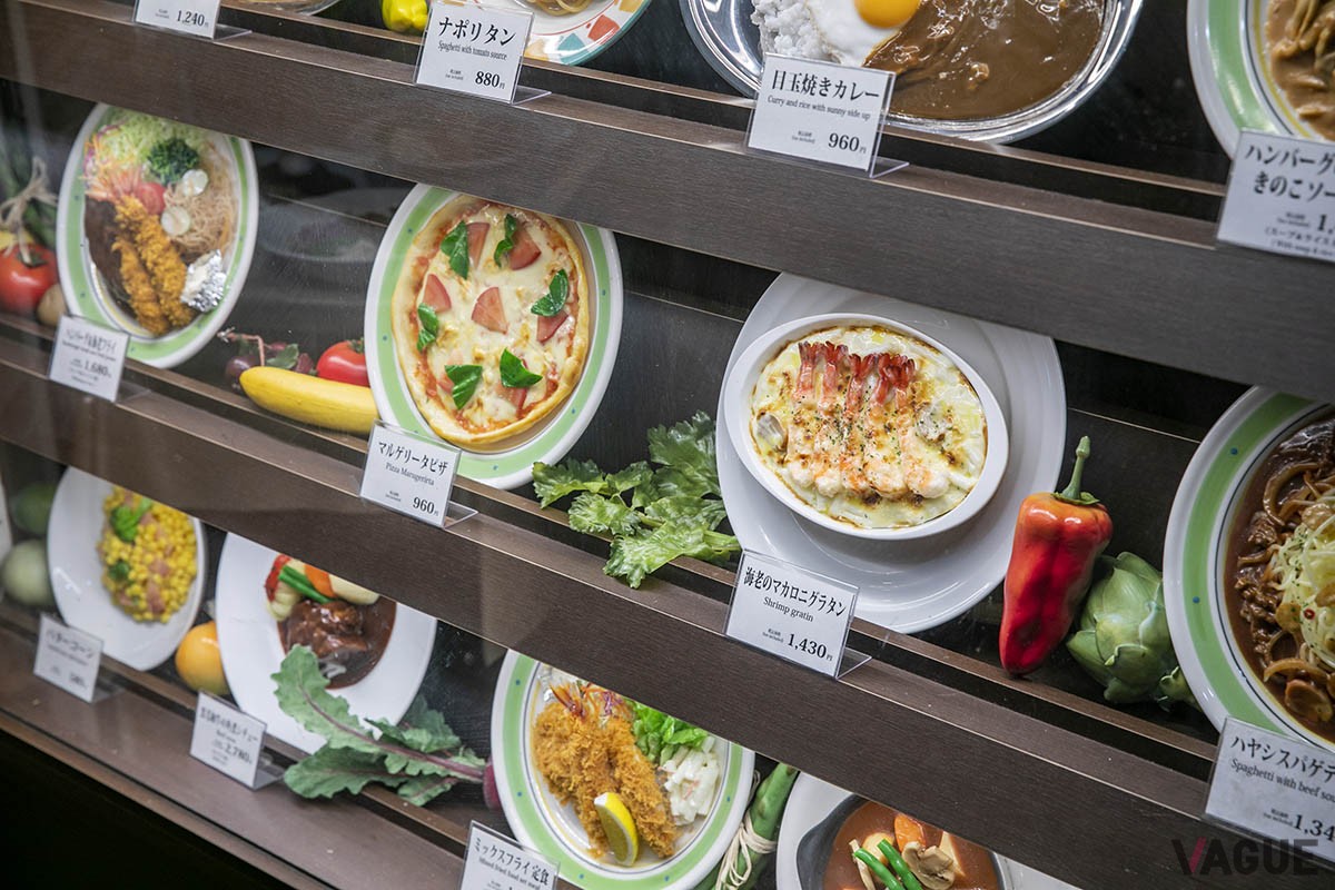店頭にあるメニューサンプル。エビグラタンのサンプルはもちろん、エビがしっかり並んでいる