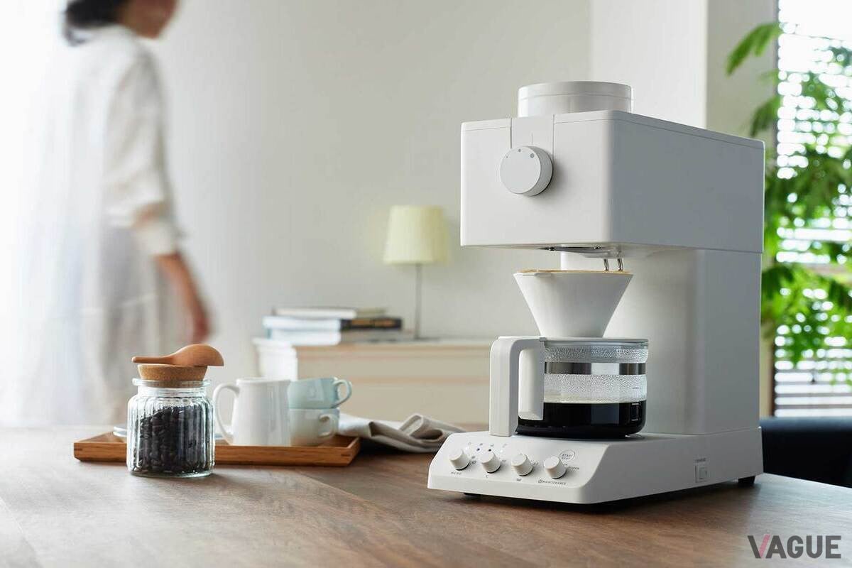 朝の光がよく似合う、清潔感あふれるホワイトの佇まい。無機質になりがちなキッチン家電の中に、温かみと洗練を同時に連れてきてくれる。