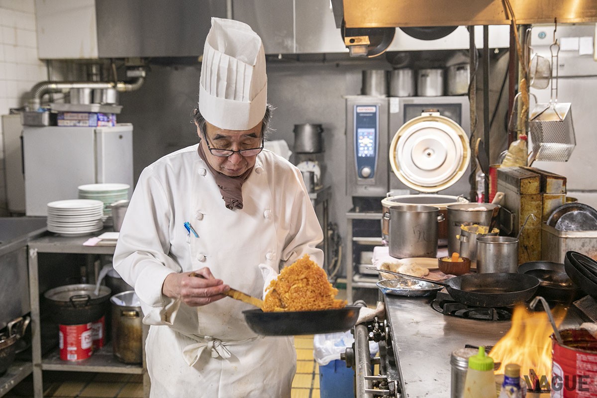 熟練の技でチキンライスと、つつむ玉子を作っていく