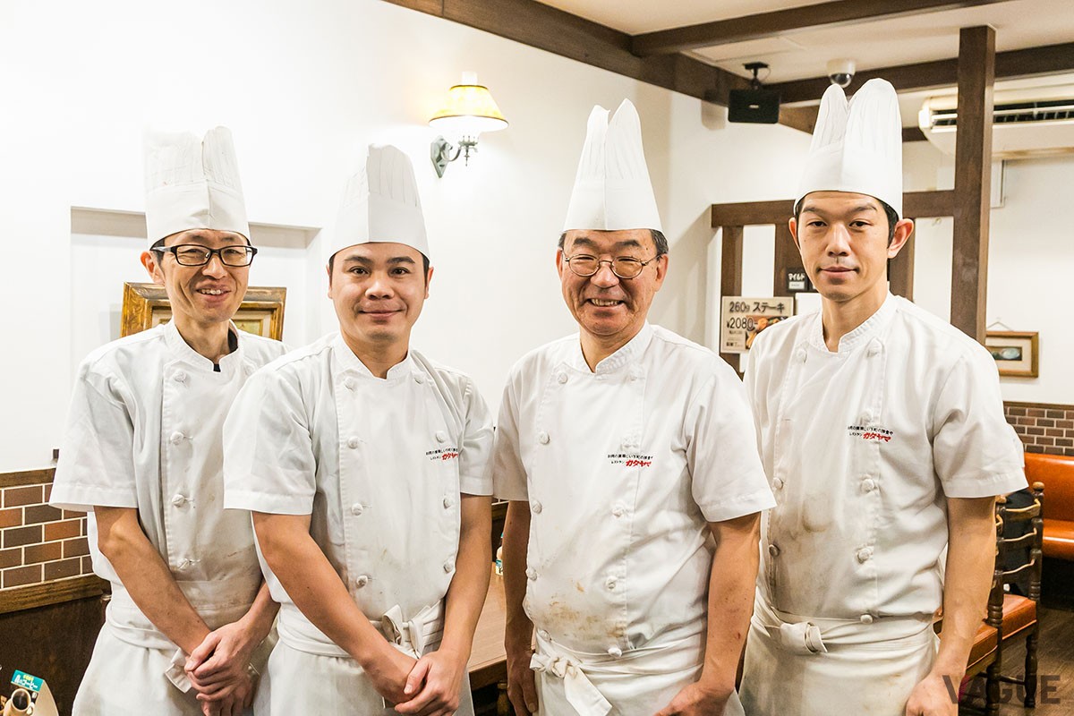 レストラン カタヤマの味を作り出す、左から、片岡知憲シェフ、グアン・バン・マンシェフ、片山幸治オーナーシェフ、﨑田雅之シェフ