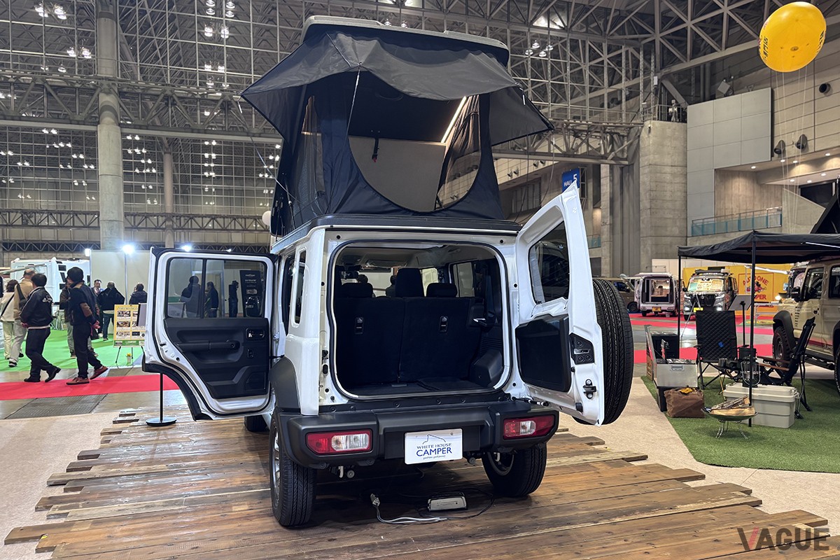 ジャパンキャンピングカーショー2026に展示された「ジムニーノマド＋ポップアップルーフ」