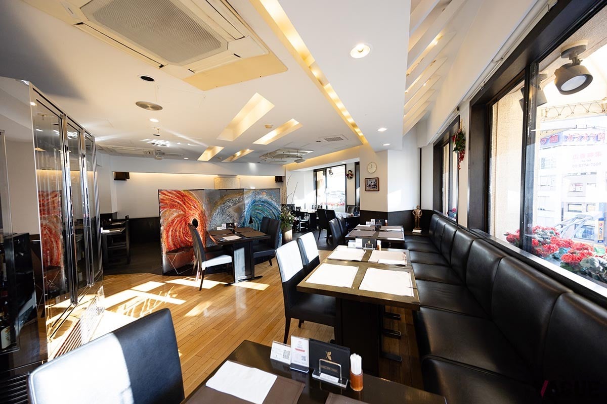 日中は日差しが差し込む明るい店内。オブジェや絵画などがさりげなく飾られている