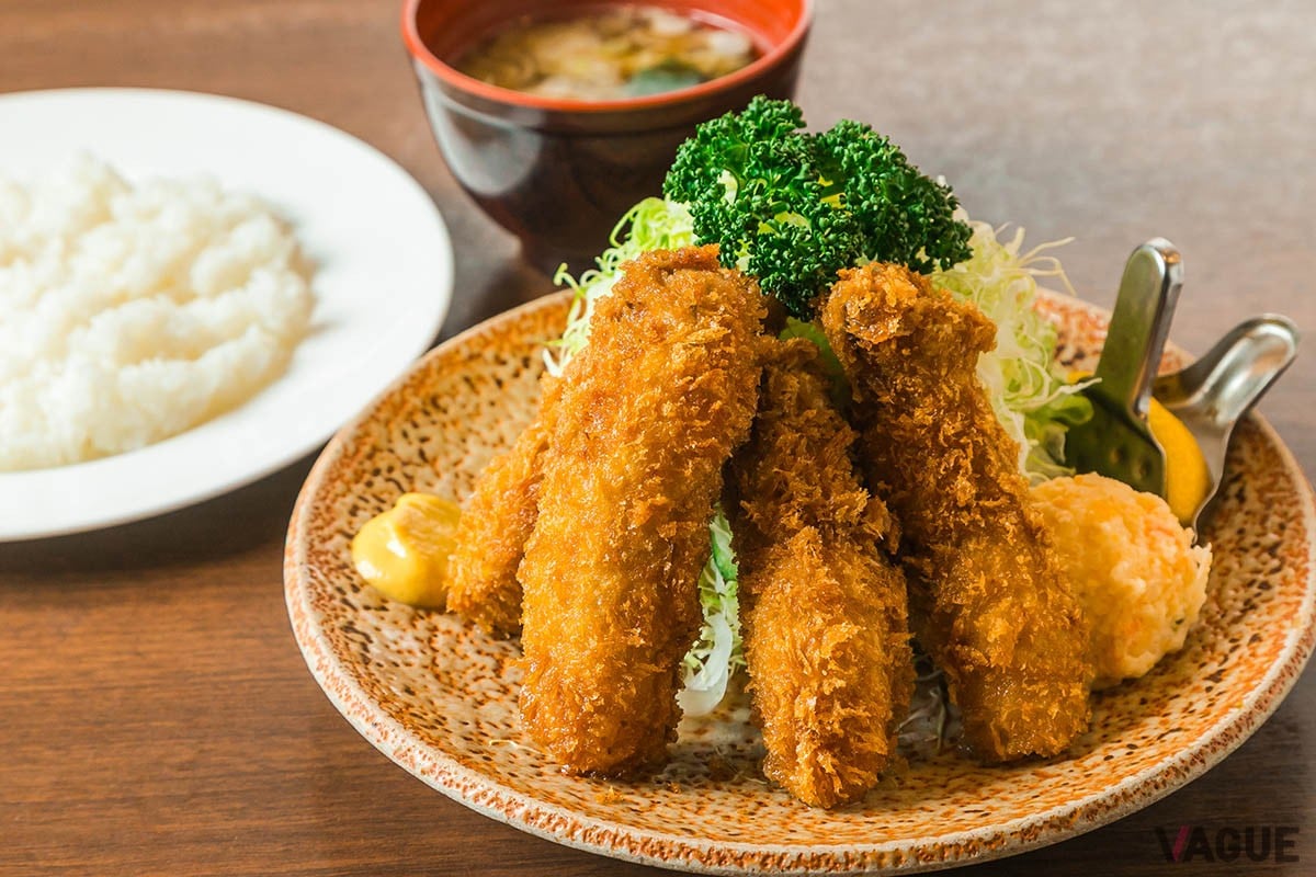 中量牡蠣フライ定食（4粒）2233円。10〜4月中旬までの期間限定