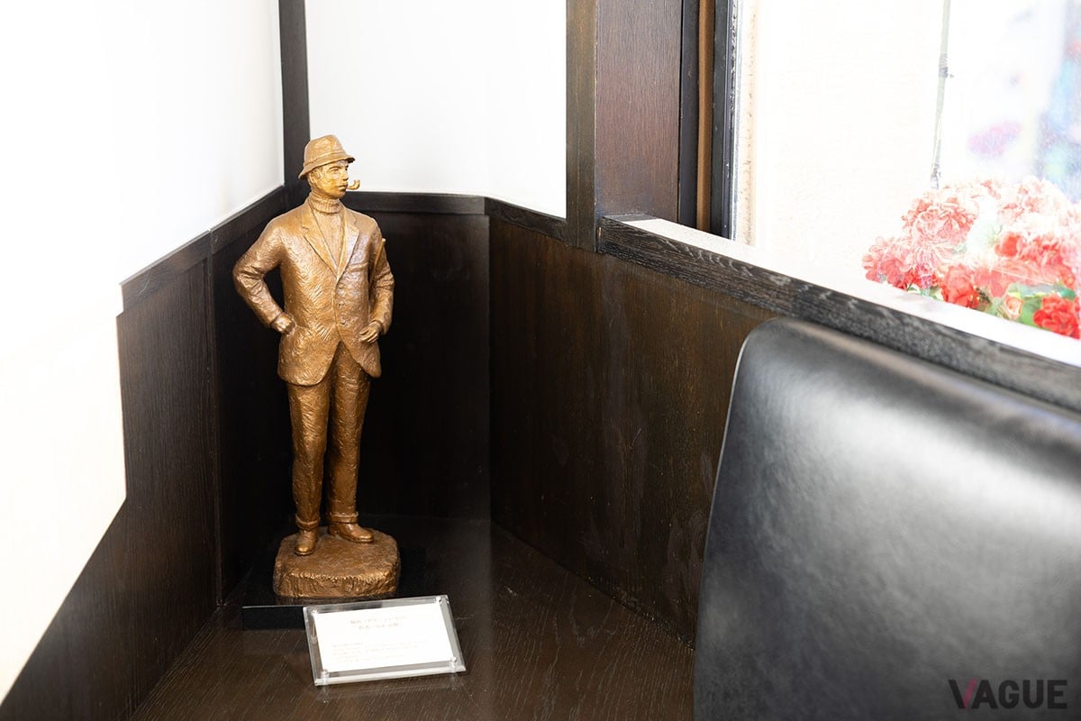 店に置かれたオブジェの一つ。文化勲章受賞作家、富永直樹氏のブロンズ作品