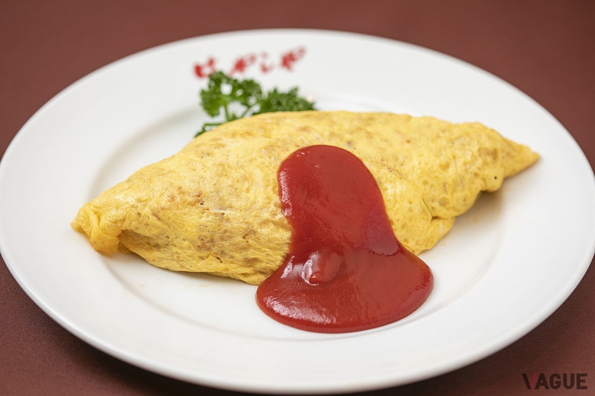 オムライス980円。流行りのトロトロではなく、しっかり火の通った玉子にケチャップ!