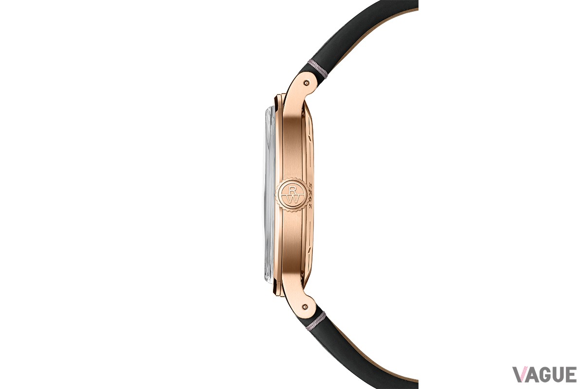 サファイアクリスタル製の風防はかつてのプラスチック製風防から着想されたボックス型。ストラップ側面（コバ）の滑らかな仕上げも好感度が高い。