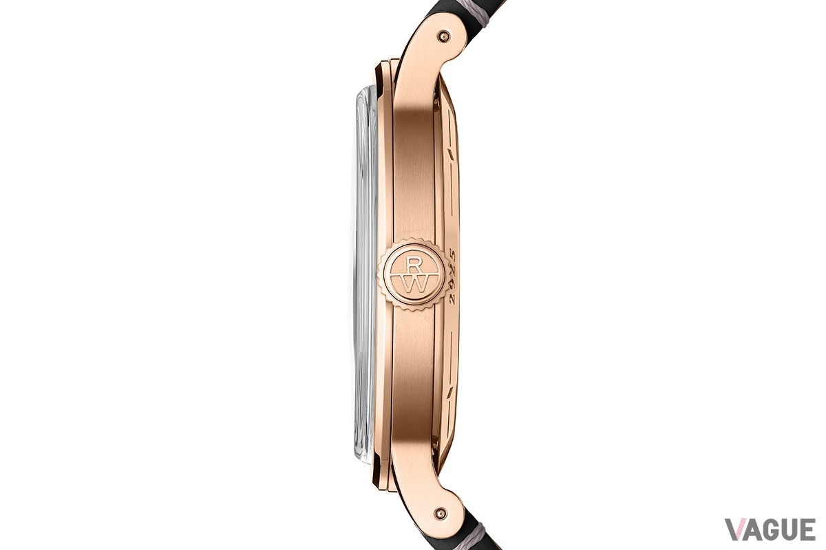 サファイアクリスタル製の風防はかつてのプラスチック製風防から着想されたボックス型。ストラップ側面（コバ）の滑らかな仕上げも好感度が高い。