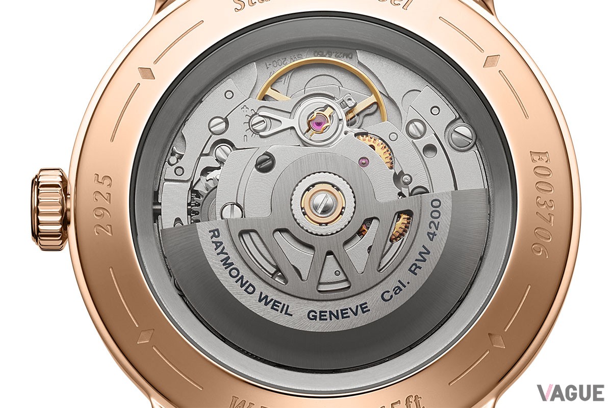 自動巻きキャリバーRW4200（SW200）を搭載。シースルーバックからも鑑賞可能