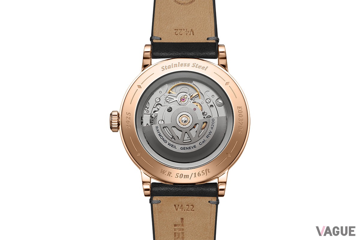 自動巻きキャリバーRW4200（SW200）を搭載。シースルーバックからも鑑賞可能