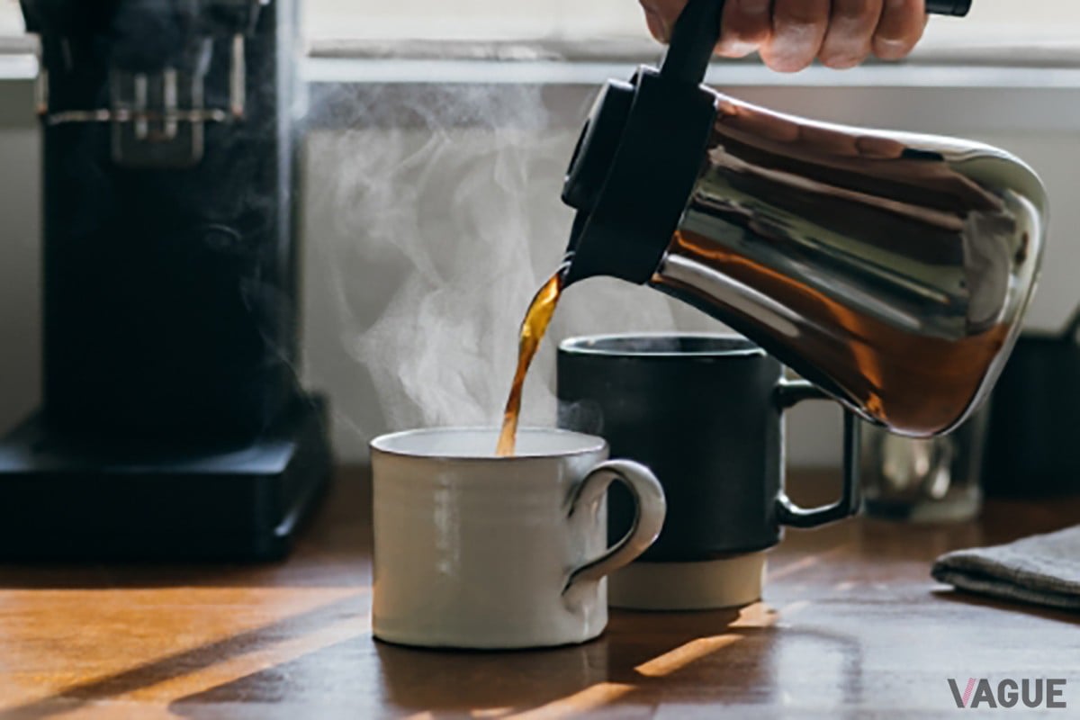 サーバーに落ちるコーヒーの雫、立ち上る香り、そして心地よい音。抽出を待つ数分間さえも「豊かな時間」に変えてしまう魔法が、このマシンにはある。