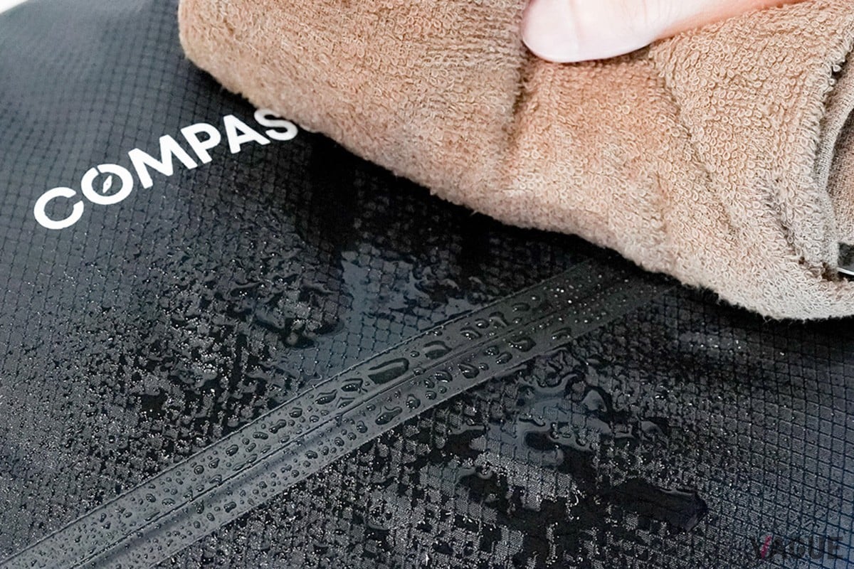 耐久性と機能性を兼ね備えた、防水・防気ジッパーを採用