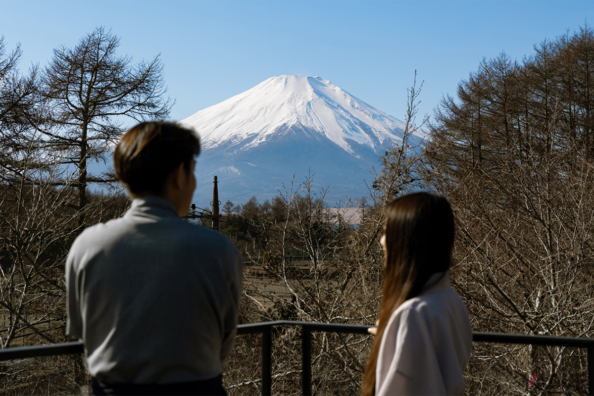 森の上に浮かぶ富士山を望むルーフバルコニーからの景色