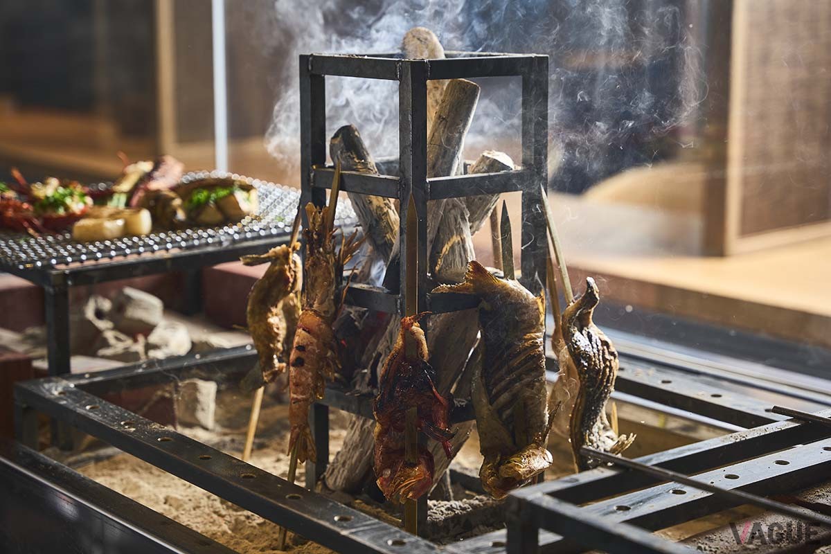 メイン料理として魚や海老の素材そのものを味わう炉端焼き