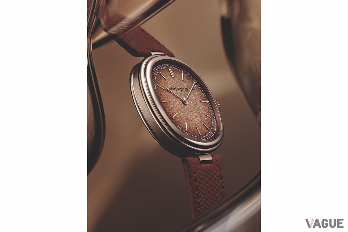 ケース径は38mm。ダブル・カドルーン装飾の立体感がポリッシュ仕上げて輝き、ケースのサイドにはサテン仕上げも