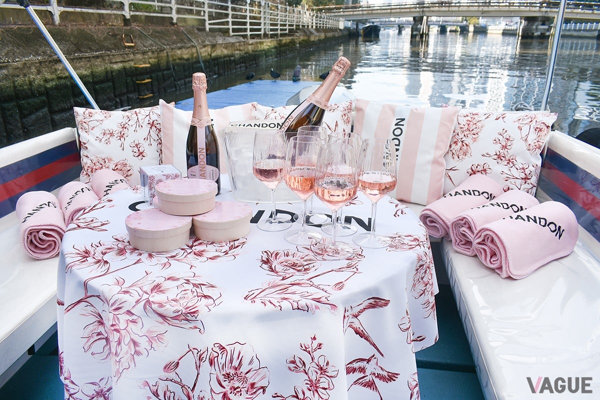 桜色の「シャンドン ロゼ」を片手に、満開の桜と水辺の景色を眺めながら、春の訪れを五感で感じる贅沢なひととき