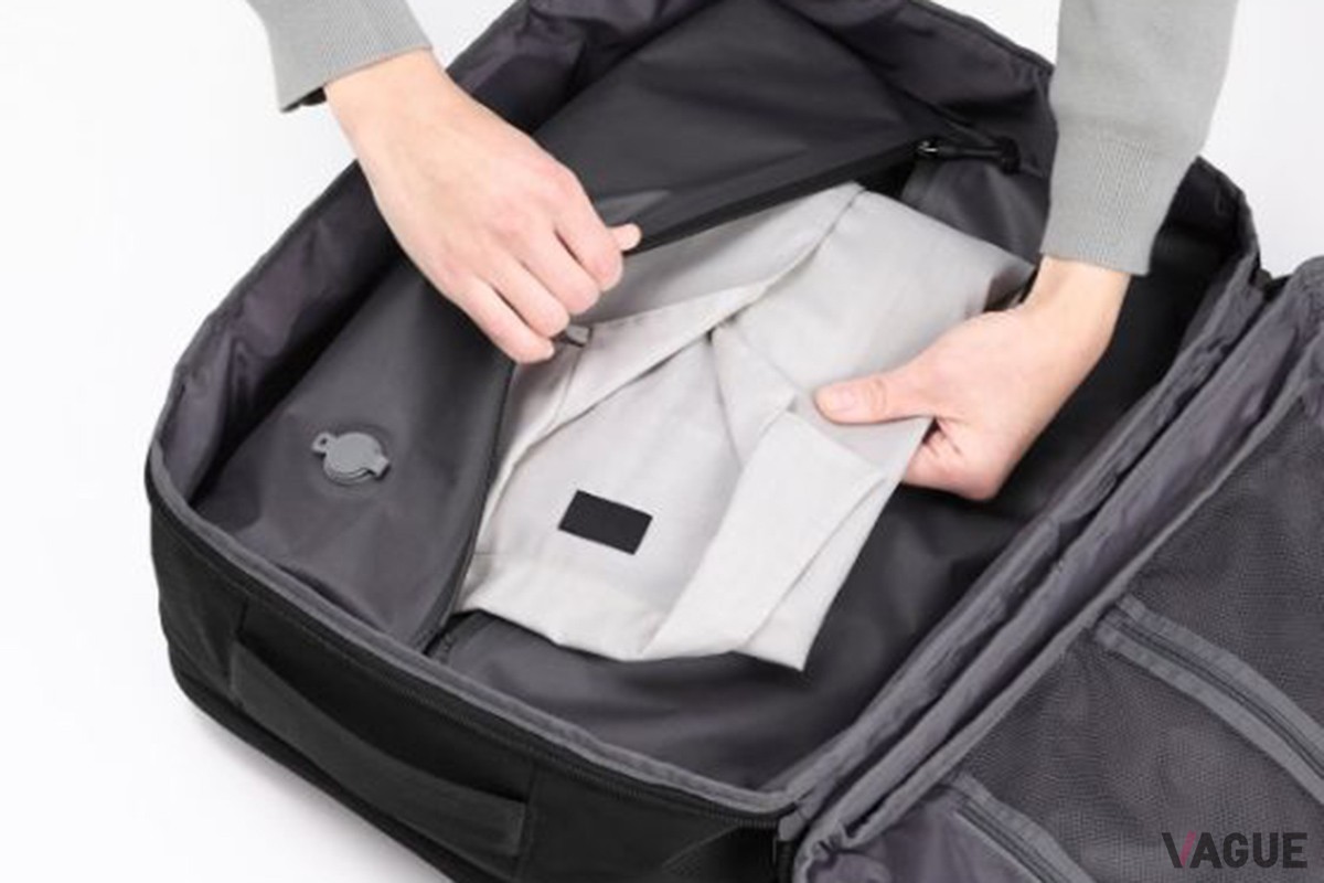 袋内の空気を抜くことで衣類を圧縮し、コンパクトに収納可能