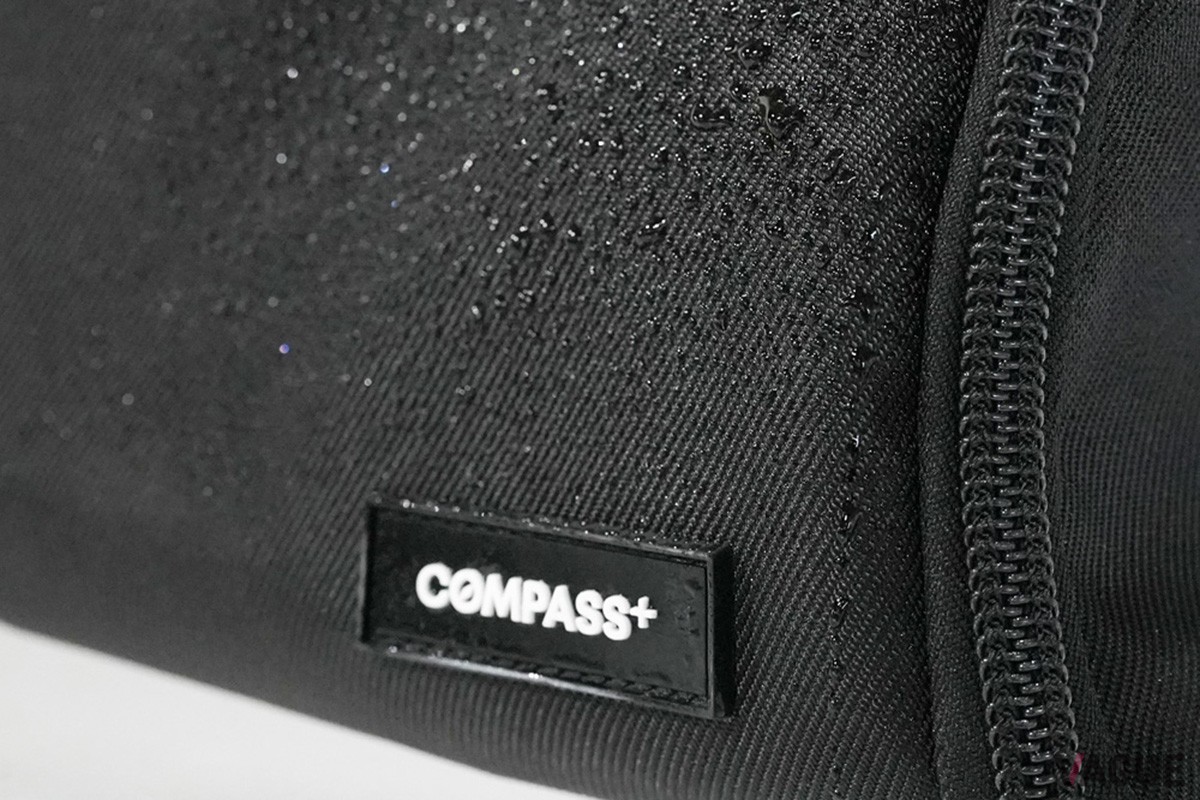 高耐久・高撥水性能のキズに強い堅牢な900Dポリエステルツイルを外側素材に採用