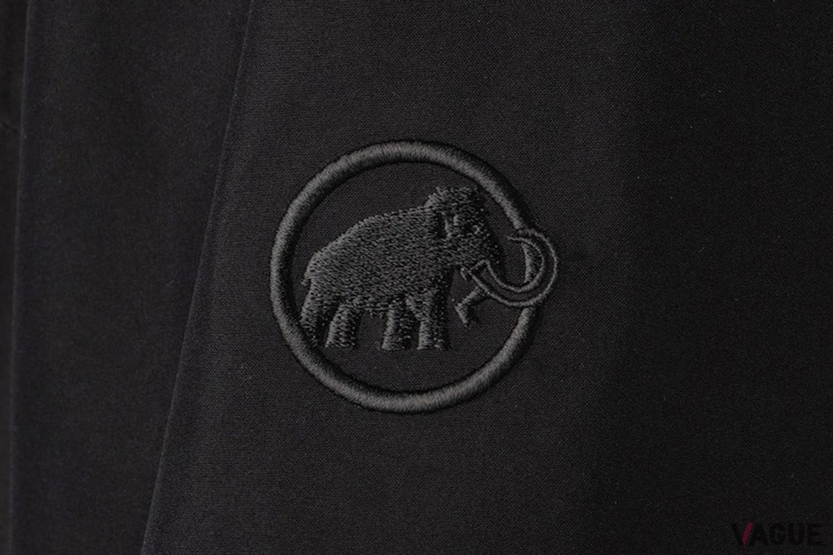 ロゴはブラックの刺繍を採用した特別仕様