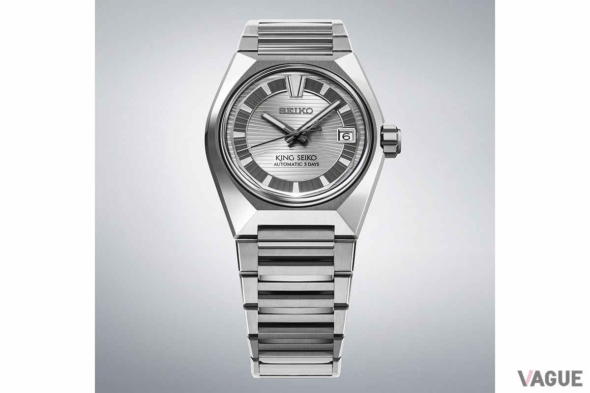 12時位置のインデックスや秒針のカウンターウェイトが「V」の字デザインとなっている