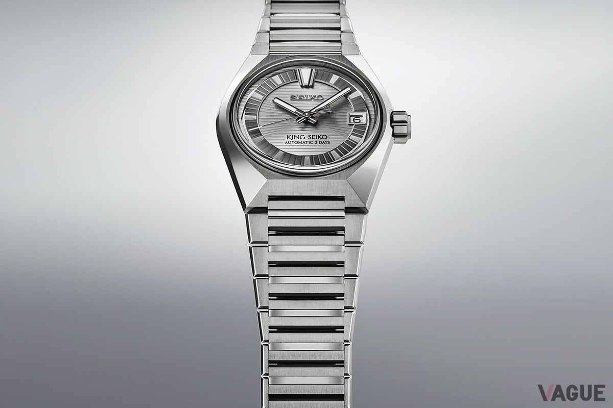 ブレスレットもチタン製。こちらもコマにポリッシュとサテンの仕上げ分けが加えられて光沢感を強調している