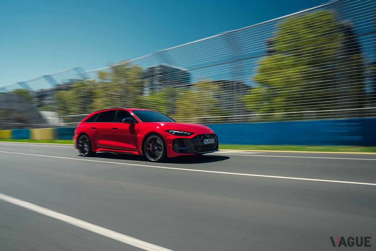 2026年のF1開幕戦ではアウディ新型「RS5 アバント」のデモ走行を披露